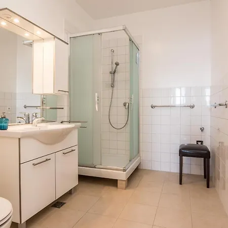 Silverstar Apartment Vir