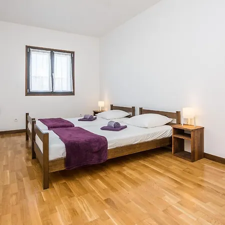 Silverstar Apartment Vir